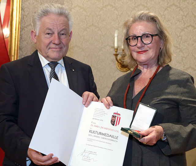 Anna Brandstätter wurde von Landeshauptmann Josef Pühringer die Kulturmedaille des Landes verliehen. | Foto: Land OÖ