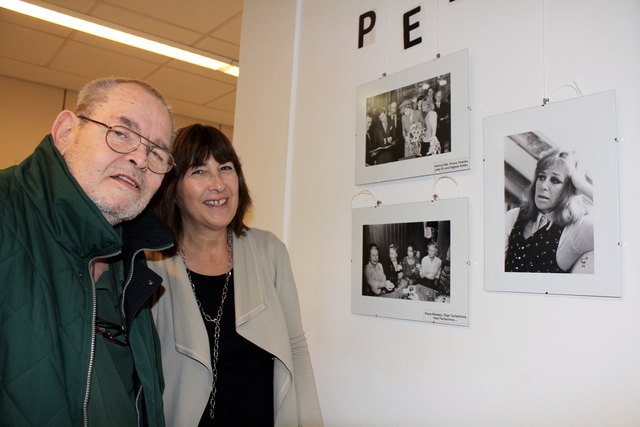 Fotograf Gino Molin-Pradel mit Haus Rossau-Direktorin Christine Lapp vor seinen aktuell ausgestellten Werken