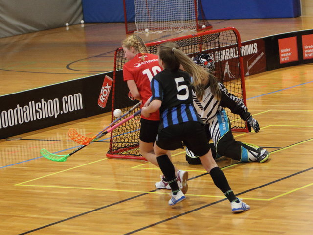 Wolny Naomi (Nummer 5, normalerweise Goalie) machte als Feldspielerin gute Figur