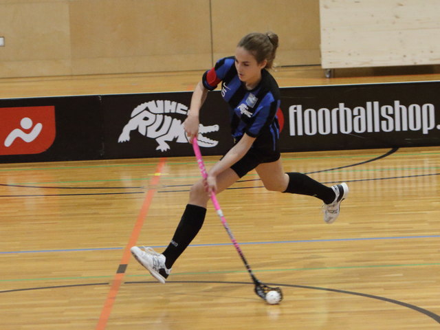 Topscorerin Maria Wyk zieht ab. Sie erzielte alle 6 Tore Rums...