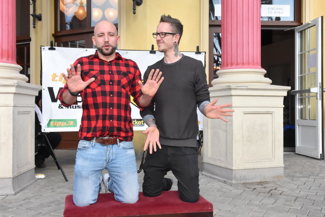 Seiler und Speer kurz bevor sie ihre Handabdrücke für den "Walk of Stars" im Prater machen. | Foto: Max Spitzauer