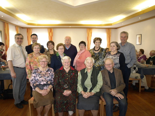 Sitz. V. l.: Ehrenvorsitzende Josefa Sieder (15 J. MG), Anna Dober (35 J. MG), Karoline Hollaus (40 J. MG, Betreuerin der Spielenachmittage), Franz Fischer (25 Jahre MG)
2. R. v. l. OSR Roswitha Freise (10 J. MG), Josefa Anzenberger (TBObfr.), Anna Fellnhofer (Ehrenzeichen in Bronze, Obmstv), Lisbeth Brunner (Ehrenzeichen in Bronze, Betreuerin Wandern und Wanderwochen)
3. R. v. l. DI Dr. Walter Feninger (Ehrenzeichen in Bronze, Obm), Bgm Friedrich Ofenauer, Vzbgm Gerlinde Birgmayr, BezObrf Trude Beyerl, Joh | Foto: privat
