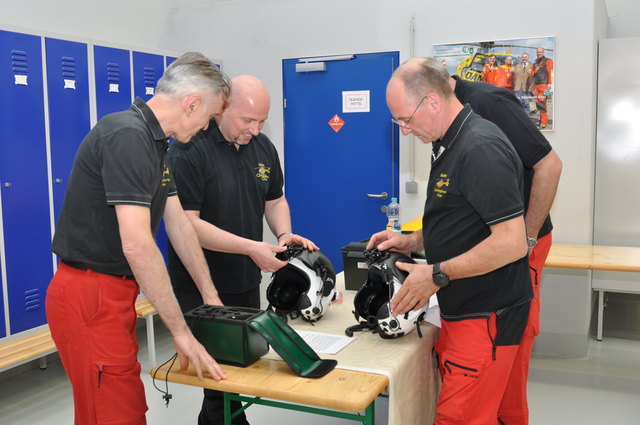 Höchste Präzision bei der Schulung auf die Nachtsichtgeräte. Der leitende Fluglehrer Maximilian Seidl schult das Team des Christophorus 12.