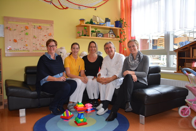 Zu Gast bei der Babyhilfe in St. Pölten: Karl Zwiauer (Obmann), Sabine Wagner-Simhandl (Tauschmarkt) mit ihren Kollegen.