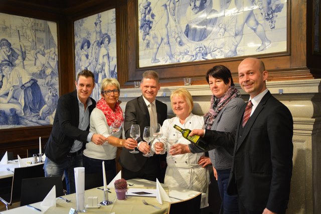 "Auf die neue Gastro": Nino Struska (STREED Events), Bürgermeisterin Christine Dünwald, NIG-
Geschäftsführer Andreas Hanger, Köchin Edeltraud Gonaus, Bürgermeisterin Waltraud Stöckl und Serviceleiter Daniel Specht.
