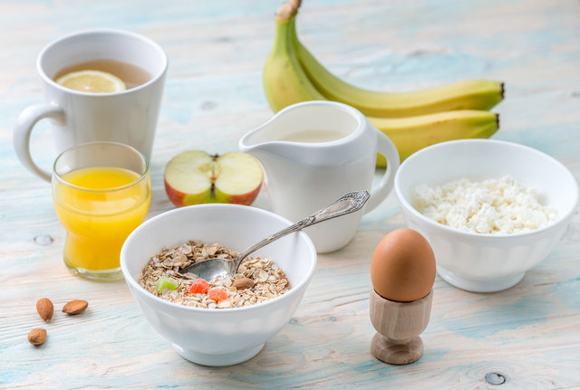 Um sich den ganzen Vormittag konzentrieren zu können, benötigt unser Gehirn nach dem Aufstehen eine extra Portion Energie: für einen idealen Start in den Tag eignen sich einfache und komplexe Kohlenhydrate aus Vollkornprodukten oder Müsli. Sie sind wahre Energiespender und versorgen Gehirn und Körper mit der notwendigen Power.