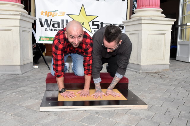 Christopher Seiler und Bernhard Speer (v.l.) verewigen sich im Prater am "Walk of Stars". | Foto: Max Spitzauer