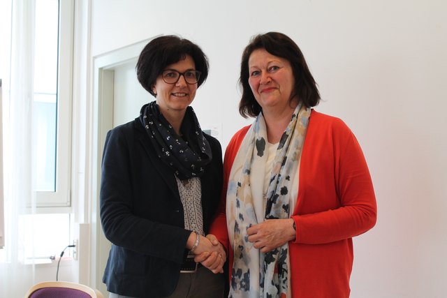 Eva Hoffmann (l.) übernahm nicht nur den Posten als Vizebürgermeister von Ingrid Wallner (r.), sondern auch den Ausschuss für Familie, Jugend und Bildung.