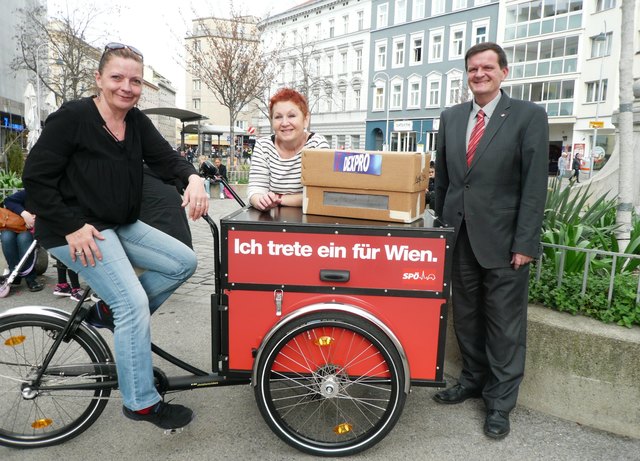 Bezirksvorsteherin-Stellvertreterin Andrea Hallal-Wögerer und die BezirksrätInnen Helene Schwab sowie Christian Seidl haben die Töchter unserer Honigbienen am Siebenbrunnenplatz verabschiedet. | Foto: SPÖ Margareten