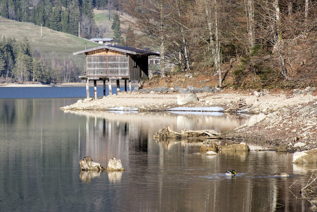 Nach dem niederschlagsarmen Winter ist der Wasserspiegel des Hintersteiner Sees sehr niedrig.