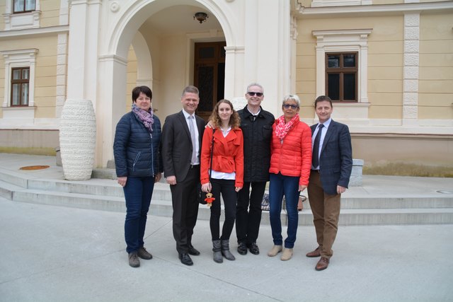 Die NIG-Verantwortlichen Bürgermeisterin Waltraud Stöckl, Nationalratsabgeordneter Andreas Hanger und Bürgermeisterin Christine Dünwald heißen die neuen Mieter im Töpperschloss Iris Spieler und Wolfgang Müller (3. und 4.v.l.) sowie Leopold Aigelsreiter (r.) willkommen.