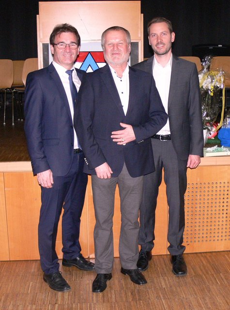 Bürgermeister Wolfram Moshammer bei der Amtsübergabe des scheidenden Amtsleiters Helmut Stögmüller an den neuen Amtsleiter Roland Schauer