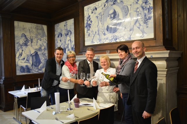 "Auf die neue Gastro": Nino Struska (STREED Events), Bürgermeisterin Christine Dünwald, NIG-
Geschäftsführer Andreas Hanger, Köchin Edeltraud Gonaus, Bürgermeisterin Waltraud Stöckl und Serviceleiter Daniel Specht.