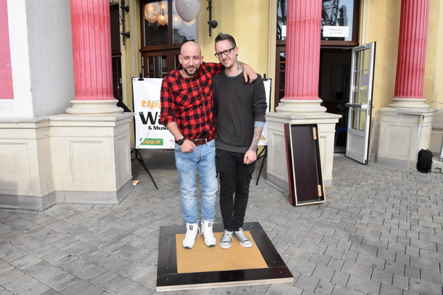 Seiler und Speer als sie ihr Fußabdrücke für den "Walk of Stars" abgeben. | Foto: Max Spitzauer