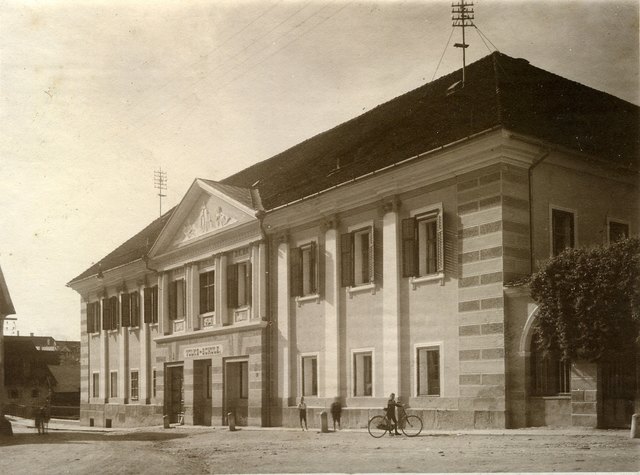 Das Spittl um 1910. Deutlich zu erkennen die über dem Eingang angebrachte Aufschrift „Volksschule“ sowie die noch vorhandenen gotischen Spitzbogenfenster als Reste des ehemaligen Kirchenareals (rechter Bildrand). | Foto: KK/Stadtarchiv Spittal