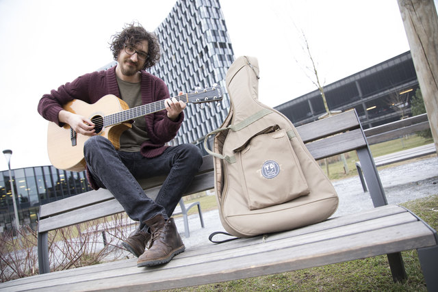 Ein spontanes Ständchen in Graz: Der Vollblutmusiker Thomas David kommt immer wieder gerne in die Murmetropole, wo er noch viele Freunde aus der Zeit, als er die Caritas-Schule besuchte, hat. | Foto: Prontolux