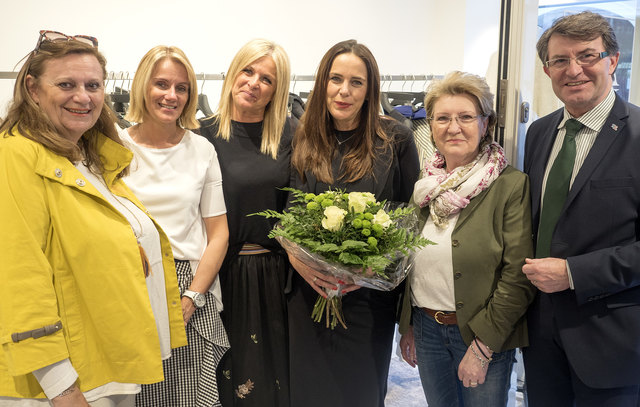 Gemeinderätin Dr. Evamaria Sluka-Grabner, Mitarbeiterin Barbara Josel, Inhaberin Sabine Raab, Conny Reindl, Gemeinderätin Erika Buchinger und Stadtrat Franz Piribauer, MSc.