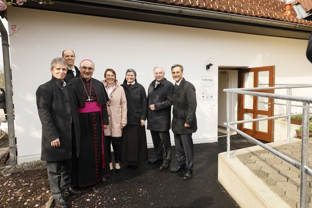 Freuen sich über das erste österreichische VinziDorf-Hospiz: Friedrich Santner, Geschäftsführer der Anton Paar GmbH, Christian Lagger (GF des Krankenhauses der Elisabethinen), Diözesanbischof Wilhelm Krautwaschl, Maria Santner (Prokuristin der Anton Paar GmbH), Mutter Bonaventura Holzmann, LH Hermann Schützenhöfer und Bgm. Siegfried Nagl (v.l.) | Foto: Elisabethinen