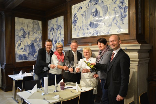 "Auf die neue Gastro": Nino Struska (STREED Events), Bürgermeisterin Christine Dünwald, NIG-
Geschäftsführer Andreas Hanger, Köchin Edeltraud Gonaus, Bürgermeisterin Waltraud Stöckl und Serviceleiter Daniel Specht.