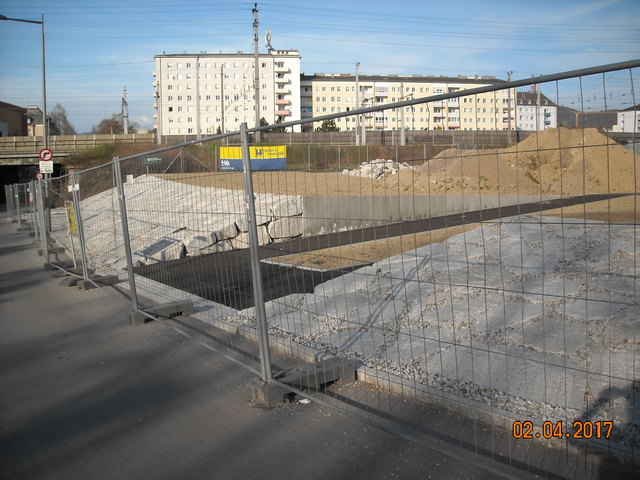 Unsere Politiker schwafeln immer von mehr Natur in der Stadt , nur bei Bauprojekten wie in der Grünen Mitte wird anders gehandelt ! An der Lastenstraße wurde eine vorher schöne Magerwiesenböschung jetzt mit Granitblocksteinen hart verbaut ! Fürchtet man sich vor unerwünschtem Grün und lästigen Insekten ! wenn man für solche Schandtaten einen Landschaftsgärtner bezahlen muss , dann sind auch die Verantwortlichen Stadtplaner ihr Gehalt nicht wert !