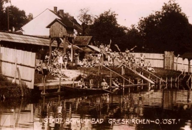 Das alte städtische Schwimmbad von Grieskirchen bevor Dr. Hermann Peyrer-Heimstätt die Grube für das gegenwärtige Schwimmbad ausheben ließ | Foto: Public Domain
