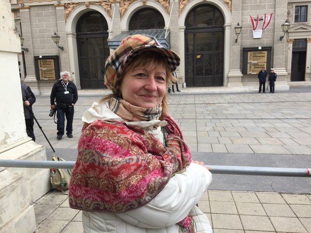 Silvia ist extra aus Amstetten angereist, um Prinz Charles und Herzogin Camilla zu sehen. "Die Zwei sind ein liebenswertes Paar", ist sich der Englandfan sicher.