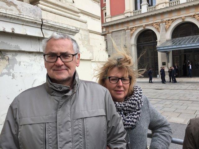 Renate und Franz haben kurzerhand ihren Vormittagsspaziergang umgeplant, um das nächste englische Königspaar aus der Nähe zu sehen.