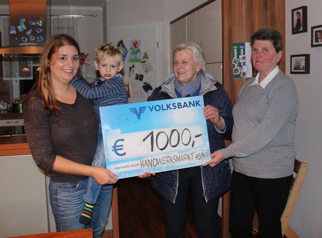 Spendenübergabe | Foto: Verein für traditionelles Handwerk