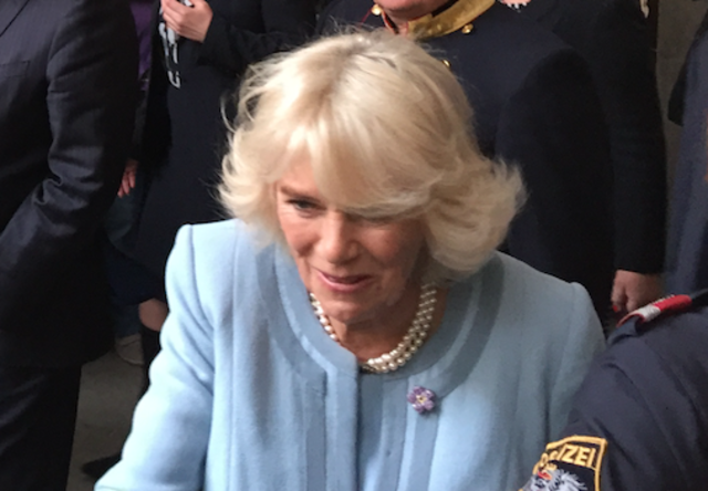 Camilla schüttelt Hände vor den Stallungen der Spanischen Hofreitschule - leider nur für ein paar Sekunden.