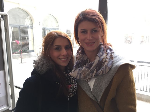 Katja und Rossella (r.) aus Frankfurt kamen zufällig bei den Stallungen der Hofreitschule vorbei. Das kurze Warten hat sich gelohnt: Die deutschen Touristinnen können Fotos von Camilla mit nach Hause bringen.