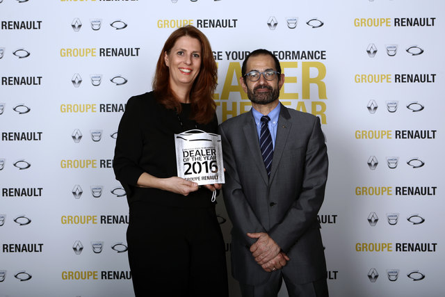 Claudia Kriegner - Geschäftsführerin Auto Kriegner Gesellschaft m.b.H., nimmt den DOTY 2016 von Thierry Koskas, Executive Vice President Sales and Marketing der Renault Gruppe, entgegen. | Foto: Eléna Maillols