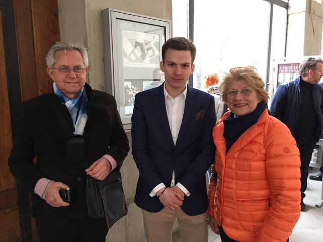 Bekannte Gesichter: Gerry (l.) und Christiane ließen sich nach dem kurzen Blick am Vormittag nicht entmutigen und konnten bei der Hofreitschule einen Blick aus nächster Nähe auf Camilla werfen. Maciej (Mitte) schüttelte die Duchess of Cornwall sogar die Hand.