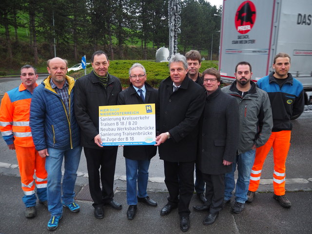 Andreas Gruber (Straßenmeisterei Lilienfeld), Gerhard Fügl (Bauamtsleiter der Stadtgemeinde Traisen), DI Josef Decker (NÖ Straßenbaudirektor), LAbg. Karl Bader (in Vertretung von LH Dr. Erwin Pröll), DI Helmut Spannagl (Leiter der NÖ Straßenbauabteilung St. Pölten), Leopold Karner (Leiter der Straßenmeisterei Lilienfeld), DI Dr. Anton Schweighofer (NÖ Straßendienst – Brückenbau), Ing. Andreas Terian (NÖ Straßendienst), Robert Reisner (Straßenmeisterei Lilienfeld).