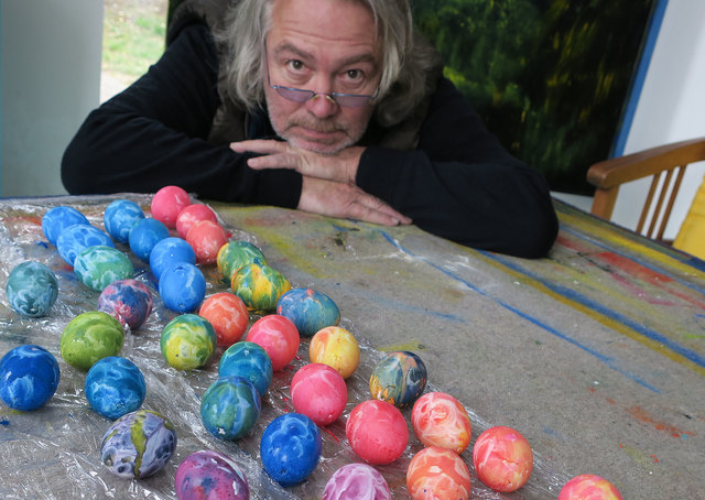 Prof. Christian Kvasnicka verschenkt handbemalte Ostereier bei der Ostertradition am Symposion Lindabrunn