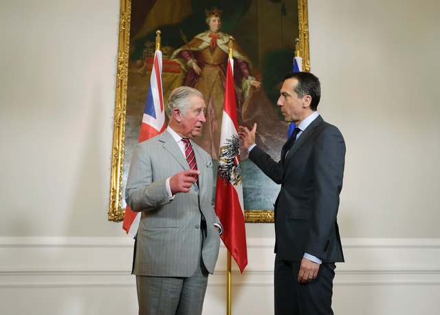 Unter den Augen Maria-Theresias: Bundeskanzler Christian Kern (r.) im Gespräch mit seiner Königlichen Hoheit dem Prince of Wales. | Foto: BKA/Andy Wenzel