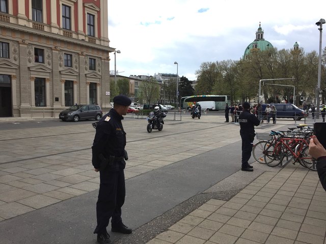Um 11:21 Uhr biegen die ersten Polizeimotorräder, denen der Konvoi des Prince of Wales folgt, in den Musikvereinsplatz ein. Die Menge der Zaungäste ist überschaubar.