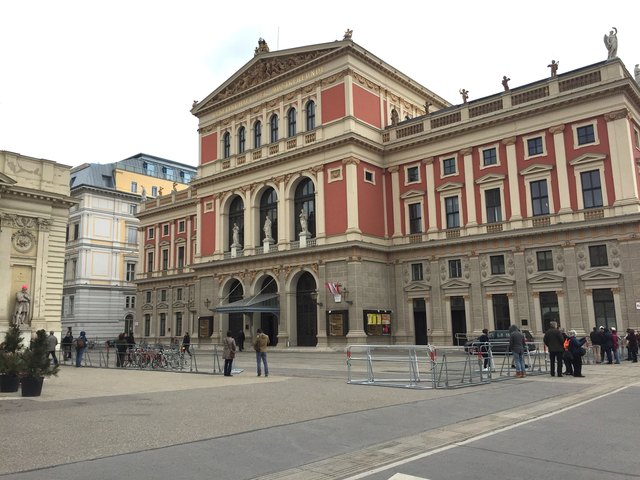 Tag 2 des Besuchs: Um elf Uhr befinden sich zwar Polizisten samt Absperrgitter vor dem Musikverein, doch die Zaungäste bleiben aufgrund der fehlenden Informationen, wann das Prinzenpaar seine Termine wahr nimmt, aus.
