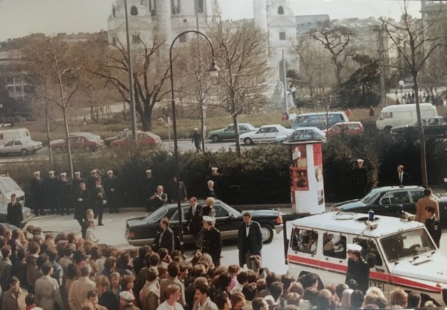Selber Ort, gleiches Ereignis, aber 31 Jahre früher: 1986 fand sich eine große Menge vor dem Musikverein ein, um einen Blick auf Prinz Charles zu werfen.