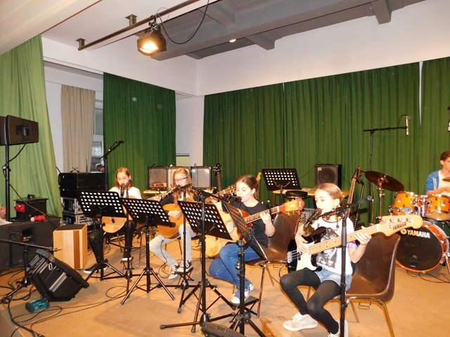 Die jungen Musiktalente der Musikschule Großpetersdorf zeigten sich von ihrer rockigen Seite. | Foto: Musikschule Großpetersdorf