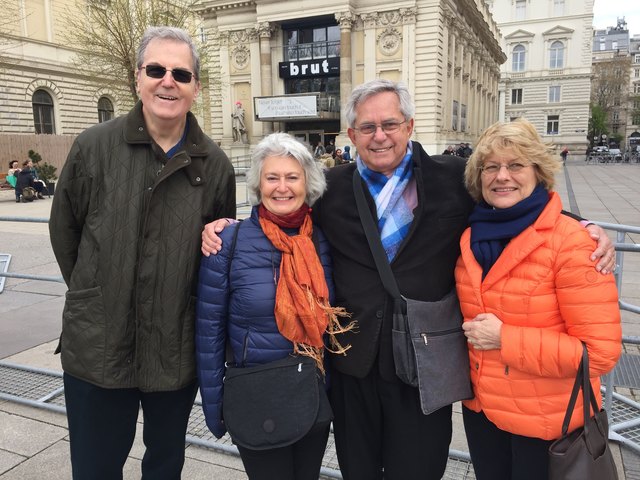 Gottfried (links) und Gattin Renate (rechts) warten mit ihren englischen Freunden Julie und Gerry auf die Ankunft des Thronfolgerpaares. "I am a royalist", so Julie aus London.