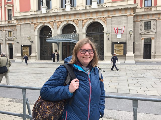 Isadora nutzt eine Pause für einen Blick auf Prinz Charles.