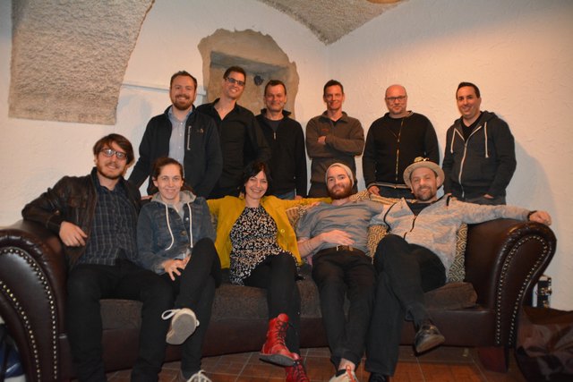 Karin Kienberger (vorne, Mitte) mit ihrer Band und der Vorgruppe "Männertherapie" im Backstageraum beim Ballonwirt Aigner in Bodensdorf.