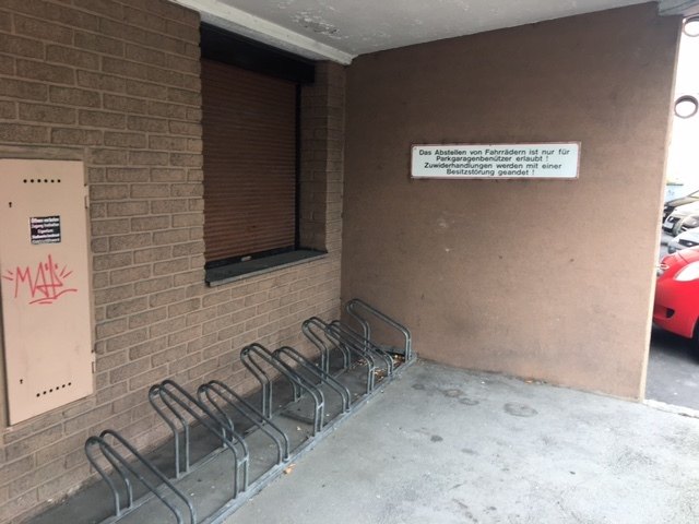 Hier wäre auch Platz - die Radständer werden nicht benutzt. Laut Schild ist es ja auch nur Benutzern der Tiefgarage erlaubt, sein Rad abzustellen:)) Schilda lässt grüßen