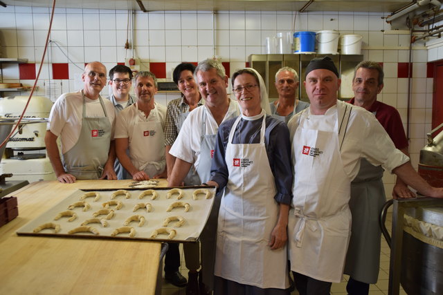 Brotback-Kurs der GenussWerkstatt: Toni Pircher, Christoph Haag, Hermann Gapp, Andrea Weber, Alfons Wachter, Sr. Barbara, Gernot Netzer, Paul Scherer und Herbert Osl.