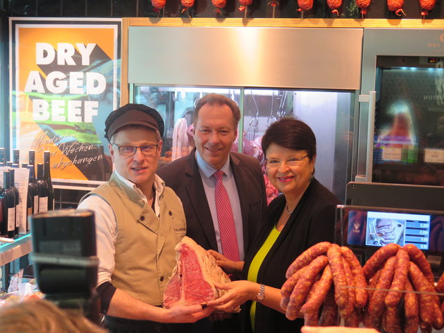 Politbesuch beim offiziellen Neustart: Helmut Klaghofer (l.) mit Bezirkschef Franz Prokop und Stadträtin Renate Brauner.
