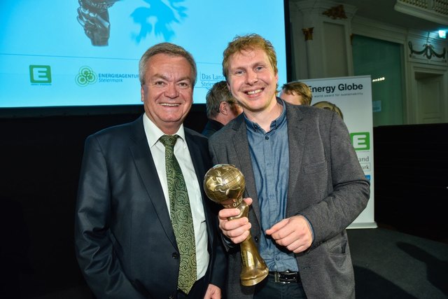 Landesrat Anton Lang überreichte Labonca-Gründer Norbert Hackl den begehrten Energy Globe Styria Award.