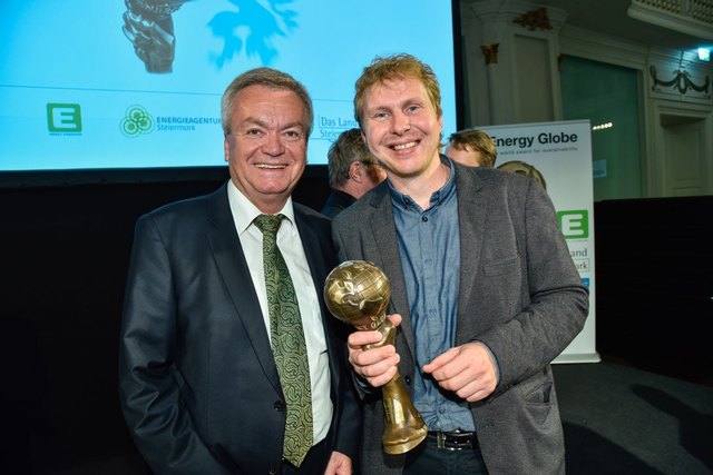 Landesrat Anton Lang überreichte Labonca-Gründer Norbert Hackl den begehrten Energy Globe Styria Award. | Foto: Werner Krug