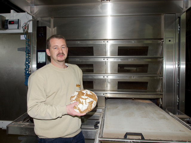 Robert Schlief vor seinem neuen Prachtstück. In dem Ofen aus Luxemburg können 240 kg Brot gebacken werden.