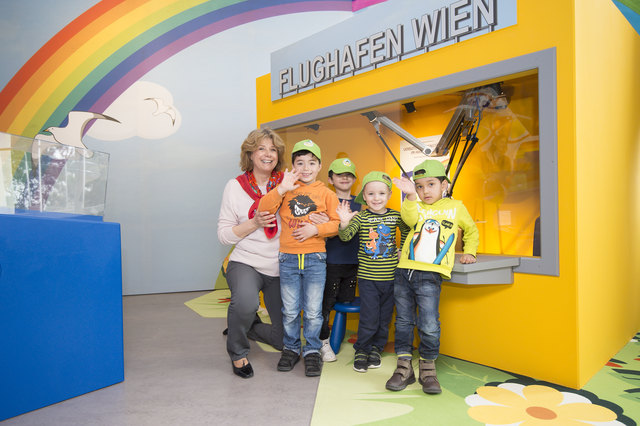 Direktorin Gabriele Zuna-Kratky am Mini-Flughafen mit den ersten kleinen Besuchern. | Foto: Technisches Museum/APA-Fotoservice/Hörmandinger
