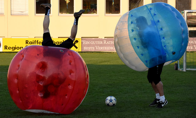 Teambuilding. Mit einem spaßigen Bubblesoccer-Turnier lockteren die Kicker des SC Kalsdorf ihren Trainingsalltag auf.